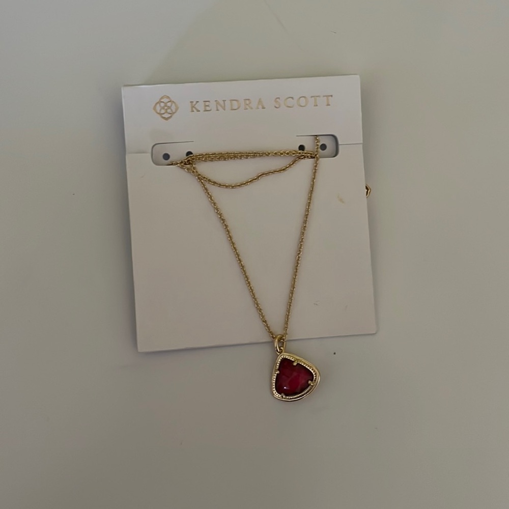 Kendra Scott Kendall pendant, not sure how long the necklace is. Brand new!